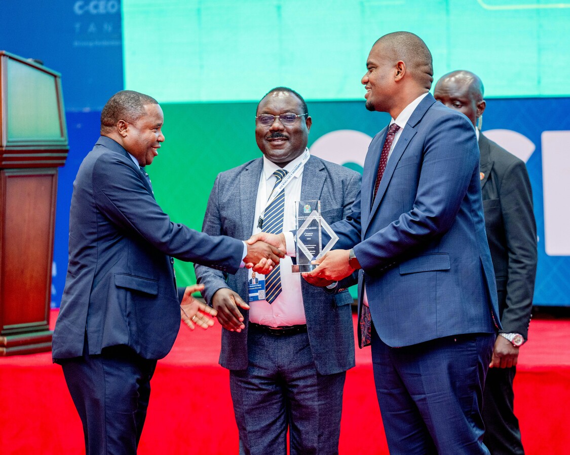 Makamu wa Rais Mh. Deogratius Ndejembi akitoa tuzo ya Utawala Bora na Uwajibikaji kwa Mwenyekiti wa bodi ya CMSA Lucas Mwimo alieambatana na Afisa Mtendaji Mkuu wa CMSA Nicodemus Mkama wakati